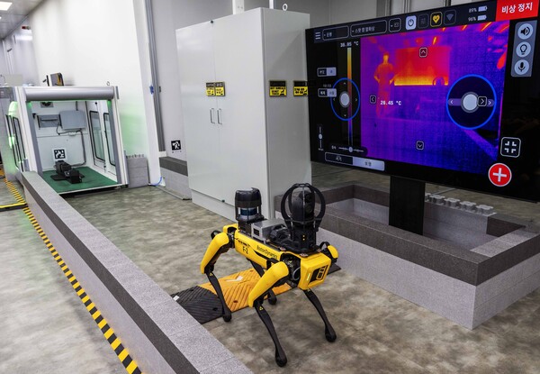 ▲보스턴 다이나믹스의 4족 보행 로봇 ‘스팟’이 공장의 설비 상태를 점검하고 있다. ⓒ현대차