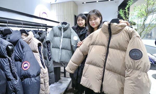 ▲서울 영등포구에 위치한 현대백화점 더현대 서울 2층 캐나다구스 매장에서 상품을 소개하는 모습. ⓒ현대백화점그룹