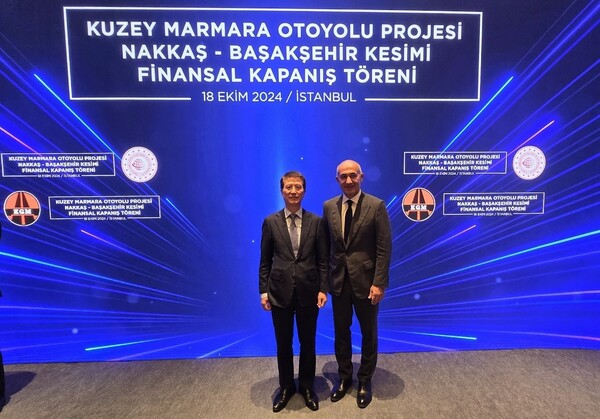 ▲튀르키예 현지에서 열린 나카스-바삭세히르 도로 건설 사업 체결식에서 오세철 삼성물산 건설부문  대표이사(왼쪽)와 르네상스 창업주 에르맨 일르작(Erman Ilicak) 회장이 기념촬영을 하고 있다. ⓒ삼성물산