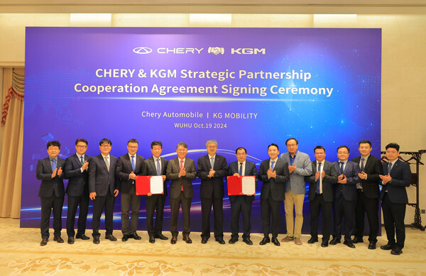 ▲KG모빌리티와 글로벌 기업 체리자동차가 지난 19일 중국 안후이성 우후시에 있는 체리자동차에서 진행된 행사에서 양사간 ‘전략적 파트너십 및 플랫폼 라이선스 계약’을 체결하고 곽재선 KG모빌리티 회장(왼쪽 여섯번째)과 황기영 대표이사(왼쪽 다섯번째)를 비롯해 인퉁웨 체리그룹 회장(왼쪽 일곱번째)과 장귀빙 사장(왼쪽 여덟번째)이 기념 사진을 촬영하고 있다.  ⓒKG모빌리티