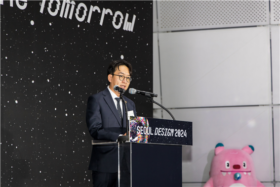 ▲이상욱 서울시의원(국민의힘, 도시계획균형위원회 부위원장)은 지난 10월 17일 동대문디자인플라자(DDP)에서 대한민국 최대 규모의 디자인 축제인 서울디자인2024 개막 행사와 2024 DDP디자인론칭페어 시상식에 참석했다. ⓒ서울시의회