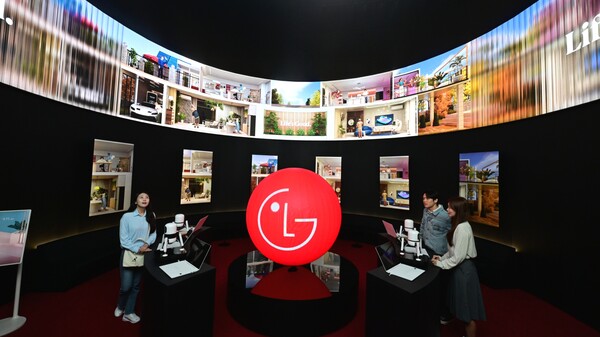 ▲22일부터 나흘간 서울 코엑스에서 열리는 제55회 한국전자전에서 관람객들이 생성형 AI 기반으로 고객의 삶을 업그레이드하는 'LG AI홈' 솔루션 관련 미디어아트를 감상하고 있다. ⓒLG전자