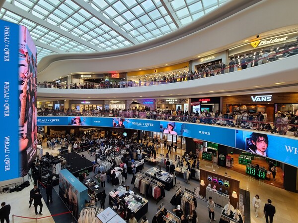 ▲후아유와 QWER이 함께한 팝업스토어 현장. ⓒ이랜드