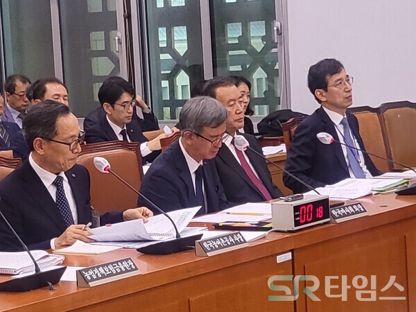 ▲22일 농해수위 국감에 출석한 정기환 한국마사회장(사진 앞줄 왼쪽 두 번째)이 질의 답변을 준비하고 있다. ⓒ최나리 기자