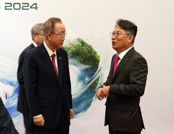 ▲국제자연보전연맹(IUCN)과 체리자동차가 지난 20일 공동으로 개최한 ESG 협약식에서 곽재선 KG모빌리티 회장(오른쪽)과 반기문 전 UN 사무총장이 담화를 나누고 있다. ⓒKG모빌리티