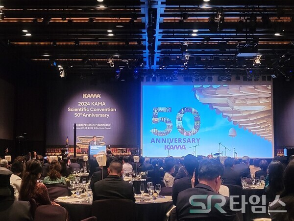 ▲22일 진행된 KAMA 50주년 컨벤션 오프닝 갈라에서 서정진 셀트리온그룹 회장이 축사를 전하는 모습. ⓒ최나리 기자