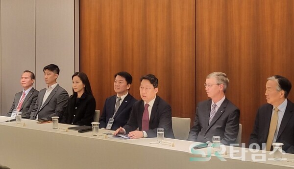 ▲원존 KAMA 회장(사진 오른쪽에서 세번째)이 본격적인 기자회견에 앞서 웰컴 메시지를 전하고 있다. 안철수 의원(사진 오른쪽 네번째)과 이주영 의원(사진 오른쪽 다섯번째) 등은 간담회를 비롯해 오프닝 갈라 연설자로도 나섰다. ⓒ최나리 기자