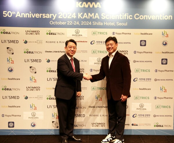 ▲유원상 유 유제약 대표가존 원 재미한인의사협회장과 기념 촬영을 하는 모습(사진 왼쪽부터). ⓒ유유제약