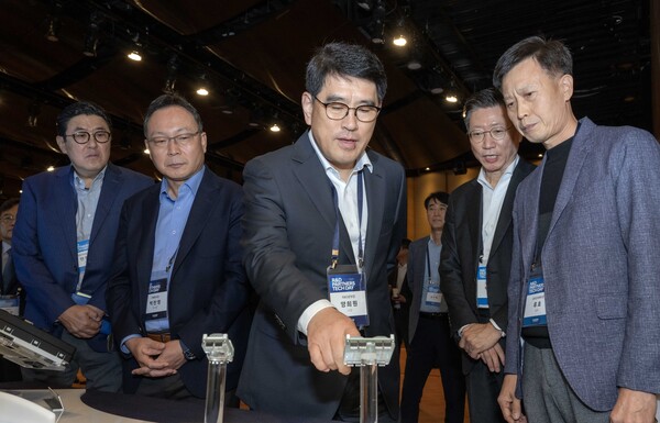 ▲양희원 현대차·기아 R&D 본부장 사장(가운데)이 최우수상 신기술 전시물을 살펴보고 있다. ⓒ현대차·기아
