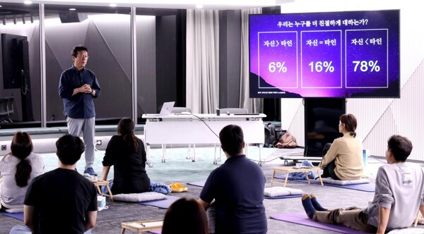 ▲사내 명상 프로그램에 참여 중인 현대그룹 임직원 ⓒ 현대그룹