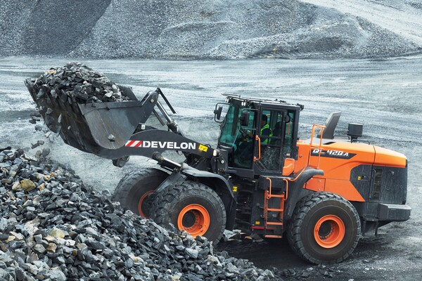 ▲HD현대인프라코어가 최근 사우디아라비아에 수주한 대형휠로더. ⓒHD현대사이트솔루션