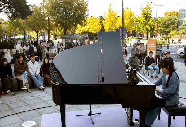 ▲태광그룹이 10월 ‘문화의 달’을 맞아 24일 서울 광화문 흥국생명빌딩에서 ’해머링맨 가을 음악회’의 세 번째 공연을 개최했다. 이날 공연에서는 시각장애인 피아니스트 유예은씨가 무대에 올라 인근 직장인들과 시민들의 발걸음을 붙잡았다. ⓒ 태광그룹