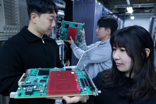 ▲LG유플러스 직원들이 기업전용회선 전송망을 구성하는 PTN(Packet Transport Network, 패킷 전송 네트워크) 암호카드를 살펴보고 있는 모습.ⓒLG유플러스