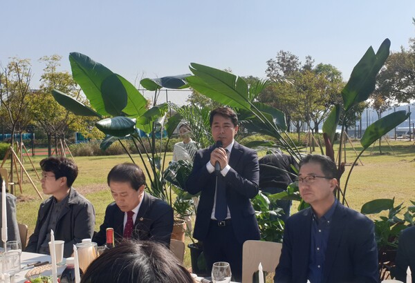 ▲임만균 서울시의원(더불어민주당, 환경수자원위원회 위원장)은 지난 24일 이촌 한강공원 내 교량 카페인 ‘견우카페’를 리모델링해 운영 예정인 ‘어반플랜트’ 개관행사에 참석했다. ⓒ서울시의회