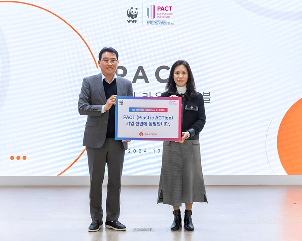 ▲롯데칠성음료 여철호 품질혁신부문장과 WWF KOREA 박민혜 사무총장이 기념 촬영하는 모습(사진 왼쪽부터). ⓒ롯데칠성음료