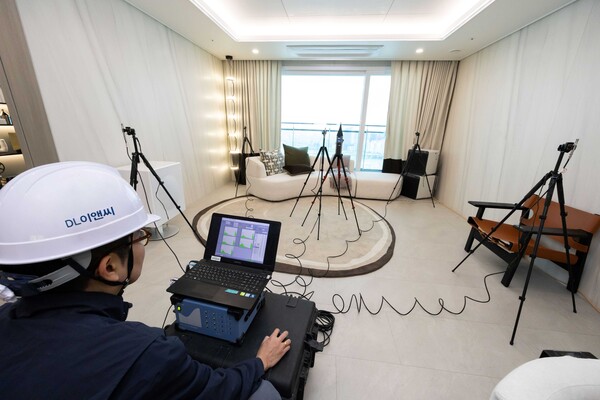 ▲DL이앤씨 직원이 서울의 한 아파트에서 층간소음을 측정하고 있다. ⓒDL이앤씨