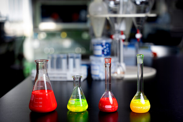 ▲삼성디스플레이가 생산하는 'QD-OLED' 제품에 사용되는 레드, 그린 QD 잉크. ⓒ삼성디스플레이