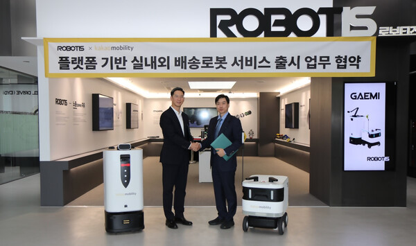 ▲장성욱 카카오모빌리티 미래이동연구소장(왼쪽)과 김병수 로보티즈 대표이사(오른쪽)가 협약식을 마친 뒤 기념사진을 촬영하고 있다. ⓒ카카오모빌리티