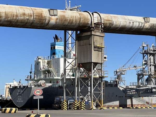 ▲밀폐형 운송관이 지나는 아래로 삼표시멘트의 시멘트운송선 6,300톤급 선박이 시멘트 선적을 대기하고 있다. 이 사진은 관련 기관의 허가를 받아 촬영했다. ⓒ박은영 기자