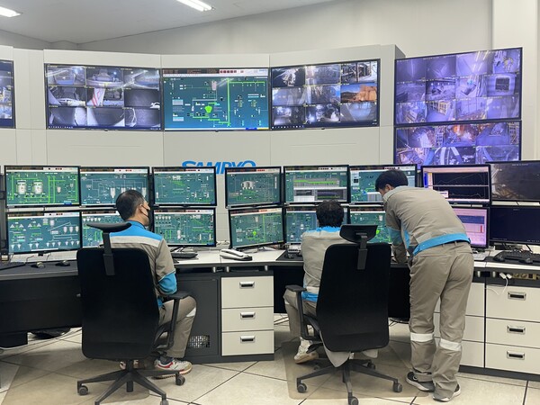 ▲삼표시멘트 삼척공장 내 중앙제어실에서 근무자들이 실시간으로 설비와 안전 상황을 모니터링하고 있다. ⓒ박은영 기자