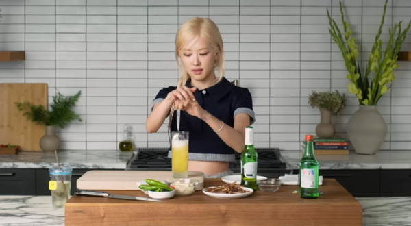 ▲미국 패션·라이프스타일 잡지사 보그(Vogue) 유튜브 계정에 공개된 'Rosé Cooks Kimchi Fried Rice Dinner | Now Serving | Vogue' 영상에서 로제가 '소맥'을 제조하고 있는 모습. ⓒ유튜브 캡처