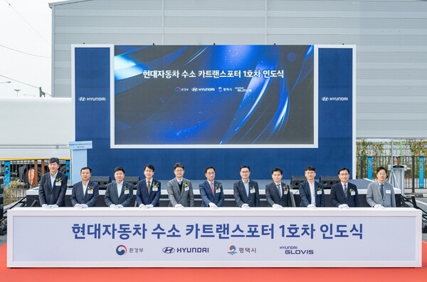 ▲현대자동차는 28일 평택항 수소교통복합기지 일대에서 ‘엑시언트 수소전기트럭 카트랜스포터’ 1호차 인도식을 가졌다. ⓒ 현대차