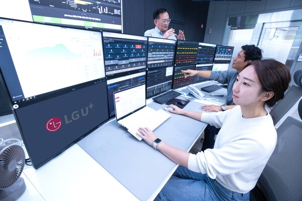 ▲LG유플러스 임직원들이 통합관제센터에서 최상의 네트워크 품질을 제공하기 위해 이상상황에 대응하고 있는 모습.ⓒLG유플러스