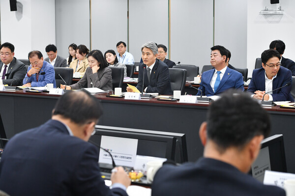 ▲김인제 서울시의회 부의장(더불어민주당)은 지난 28일 개최된 시정현안 설명회에서 오세훈 서울시장과 서울시 집행부에 ‘금 배춧값’에 대해 대책을 촉구했다. ⓒ서울시의회