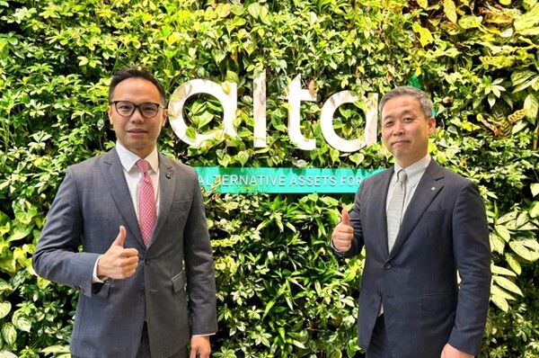 ▲NH투자증권은 28일(현지시간) 싱가포르 알타 본사에서 동남아시아 최대 대체거래소인 알타 익스체인지(Alta Exchange)와의 업무협약식을 개최했다. NH투자증권 윤병운 사장(오른쪽)과 알타 켈빈 리(Kelvin Lee) 사장(왼쪽)이 기념촬영을 하고 있다. ⓒ NH투자증권
