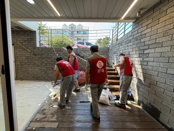 ▲롯데건설 샤롯데 봉사단이 독거노인을 위한 공공시설을 방문해 시설 개선 봉사활동을 진행하고 있다. ⓒ롯데건설