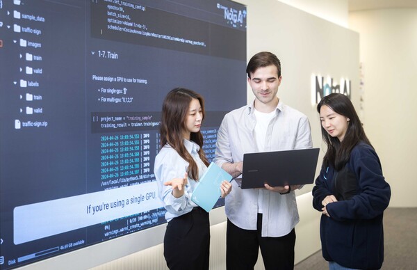 ▲SK텔레콤과 K-AI 얼라이언스 멤버사로 새롭게 합류한 노타AI의 구성원들이 ‘SK AI 서밋 2024’ 참가를 앞두고 전시 참가 내용 등에 대해 논의하는 모습.ⓒSK텔레콤