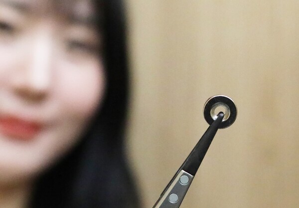 ▲LG이노텍이 업계 최초로 개발한 ‘고성능 친환경 마그넷’. ⓒLG이노텍