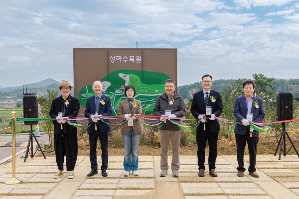 ▲상하수목원 개장 커팅식. (사진 왼쪽 두번째부터) 권태훈 상하농원 대표, 김선희 매일유업 대표, 김정완 매일홀딩스 대표, 김철태 고창부군수. ⓒ매일유업