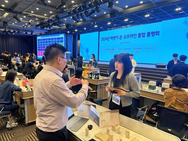 ▲롯데백화점 바이어가 품평회에서 대면 심사를 진행 중인 모습. ⓒ롯데쇼핑