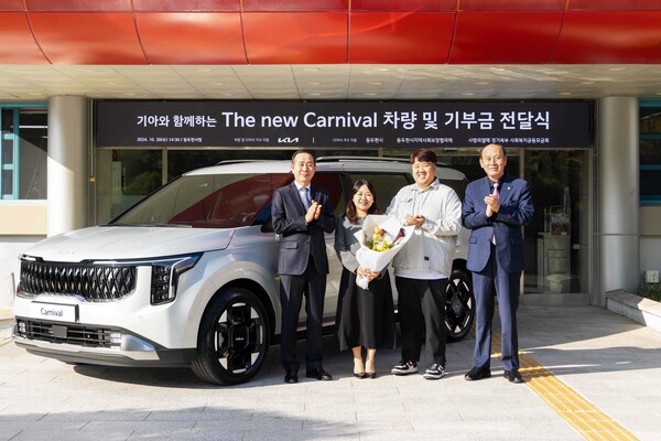▲The 2025 카니발 9인승 차량 전달식에서 (왼쪽부터) 정원정 기아 국내사업본부장 부사장, 사공혜란·김준영 부부, 박형덕 동두천시장이 기념 사진을 촬영하고 있다. ⓒ기아