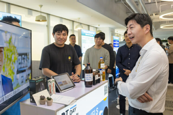 ▲허세홍 GS칼텍스 사장(오른쪽)과 임직원들이 GS칼텍스 ‘제2회 딥 트랜스포메이션 데이’에 참여하고 있다. ⓒGS칼텍스