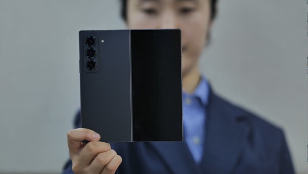 ▲삼성전자 모델이 갤럭시 Z 폴드 스페셜 에디션을 사용해보고 있다. ⓒ삼성전자