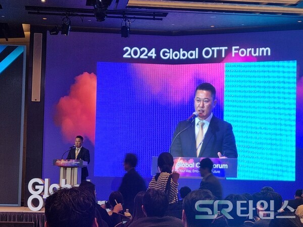 ▲박근희 웨이브 아메리카스 대표는 31일 오후 서울 중구 앰버서더 서울 풀만 호텔 그랜드볼룸에서 열린 '2024 글로벌 OTT 포럼' 행사에서 ''코코와의 유럽 및 오세아니아 진출 전략'을 주제로 연단에 올랐다. ⓒ문재호 기자