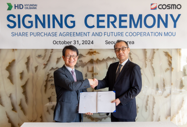 ▲31일 서울 소공동 롯데호텔에서 진행된 ‘HD현대코스모 지분 인수 계약’ 체결식에 참석한 주영민 HD현대오일뱅크 대표(왼쪽)와 스즈키 코스모오일 대표이사. ⓒHD현대오일뱅크