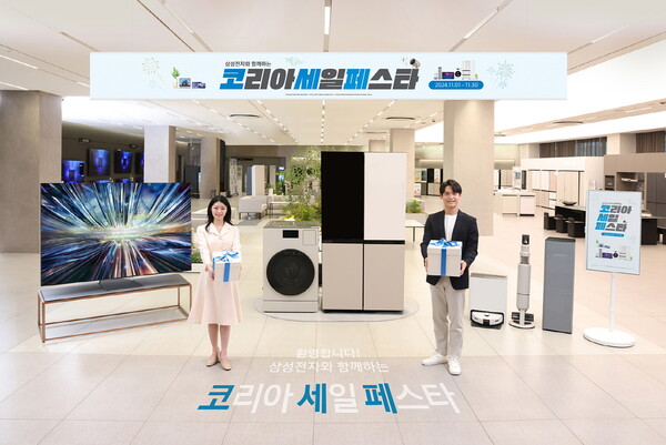 ▲삼성전자 모델들이 삼성스토어 대치에서 '삼성전자와 함께하는 코리아세일페스타'를 소개하고 있다. ⓒ삼성전자