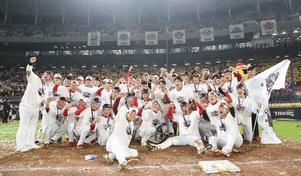 ▲지난 10월 28일 기아 타이거즈 선수들이 광주-기아챔피언스 필드에서 한국시리즈 우승을 확정짓고 환호하고 있다. ⓒ기아