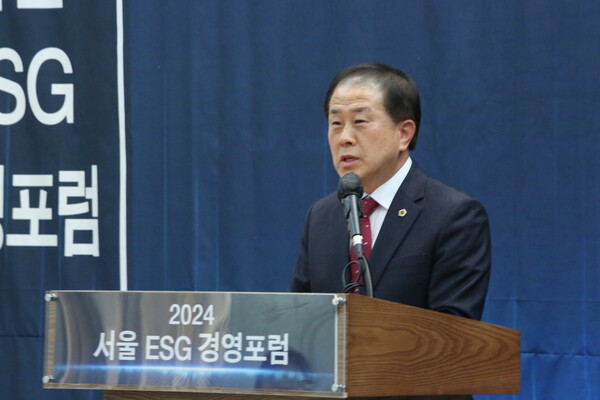 ▲지난 10월 31일 한국프레스센터에서 열린 ‘제7회 서울 ESG 경영포럼’에서 김용호 서울시의원이 축사를 하고 있다. ⓒ서울시의회