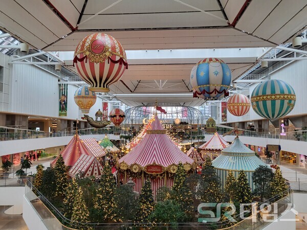 ▲더현대 서울 6층에서 바라본 움직이는 대극장 전경. ⓒ최나리 기자