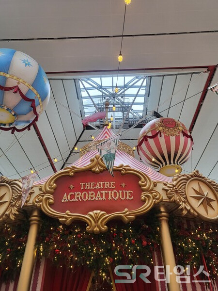 ▲서커스 마을을 대표하는 대극장 입구 뒤편으로 천장에 매달린 열기구 모형 에어벌룬. ⓒ최나리 기자