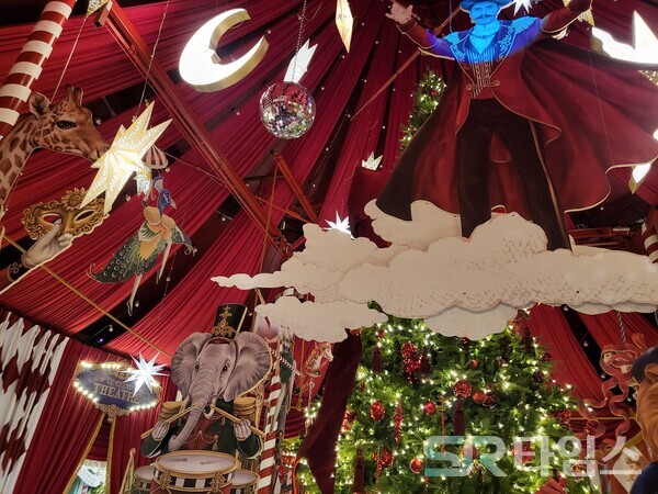 ▲움직이는 크리스마스 트리와 서커스 쇼를 연상케 하는 캐릭터들이 구현된 대극장 내부. ⓒ최나리 기자