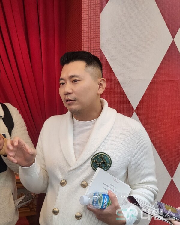 ▲전시 연출을 맡은 정민규 VMD(아트디렉터)가 크리스마스 콘텐츠 기획의도를 설명하고 있다. ⓒ최나리 기자