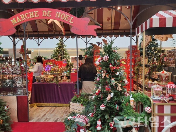 ▲크리스마스 선물용 아이템으로 채워진 굿즈샵. ⓒ최나리 기자