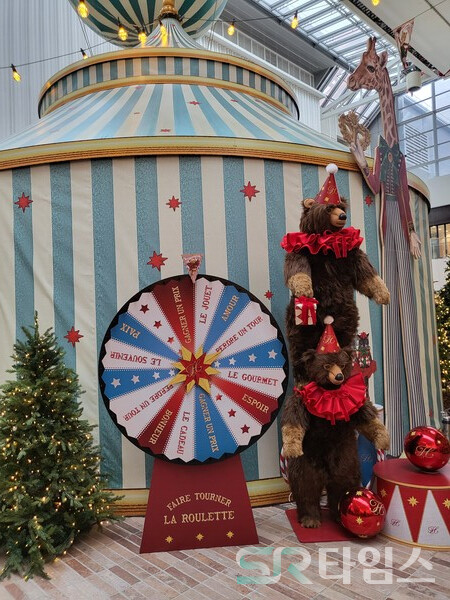 ▲서커스 마을 곳곳에서 묘기 부리는 곰 해리를 만날 수 있다. ⓒ최나리 기자