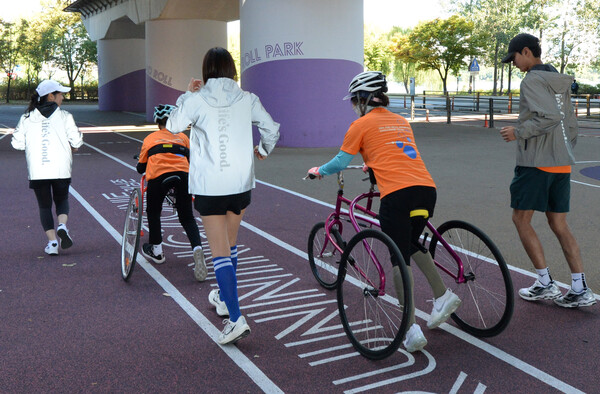 ▲LG전자 임직원들과 장애인 참가자들이 서울 여의나루 한강공원에서 프레임 러닝 훈련을 진행 중인 모습. ⓒLG전자