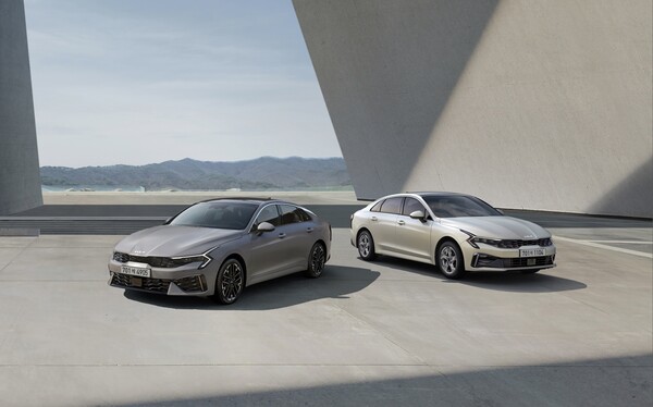 ▲The 2025 K5 1.6 가솔린 터보(왼쪽)와 2.0 가솔린 스마트 셀렉션. ⓒ기아